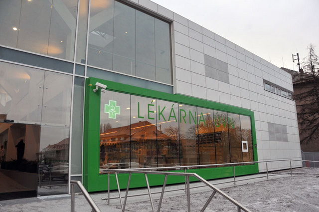 Moderní lékárna v Ústřední vojenské nemocnici v pražských Střešovicích - přístup z ulice U nemocnice