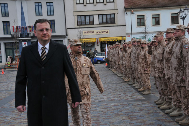 Předseda vlády a pověřený ministr obrany ČR Petr Nečas spolu s velitelem 5. úkolového uskupení plukovníkem Martinem Štochlem při přehlídce nastoupených jednotek na Masarykově náměstí v Brandýse nad Labem