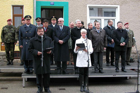 Čestní hosté pietní vzpomínky v Jindřichově Hradci před domem, kde se narodil František Peltán
