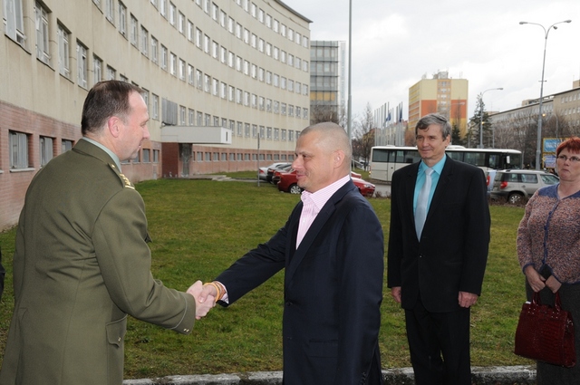 Rektor-velitel plukovník Bohuslav Přikryl vítá poslance na půdě Univerzity obrany 