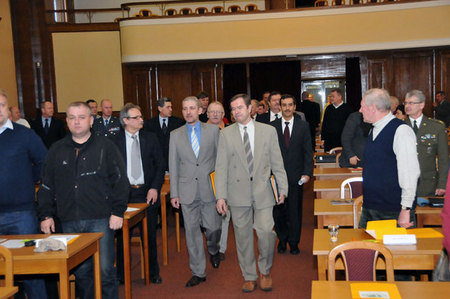 Příchod čestného předsednictva do hlavního sálu Ministerstva obrany ČR, kde se sněm SVV konal