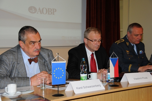 Ministr zahraničních věcí Karel Schwarzenberg, ministr obrany Vlastimil Picek a zástupce náčelníka GŠ AČR generálmajor Bohuslav Dvořák na zasedání AOBP ČR