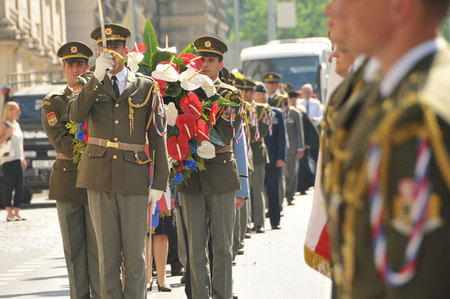 Ze zahájení pietního aktu vojáky Čestné stráže AČR v pražské Resslově ulici. Prvním byl smuteční věnec prezidenta republiky Miloše Zemana