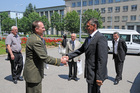  Rektor-velitel Univerzity obrany brig. gen. Bohuslav Přikryl vítá předsedu výboru Jozefa Regece.