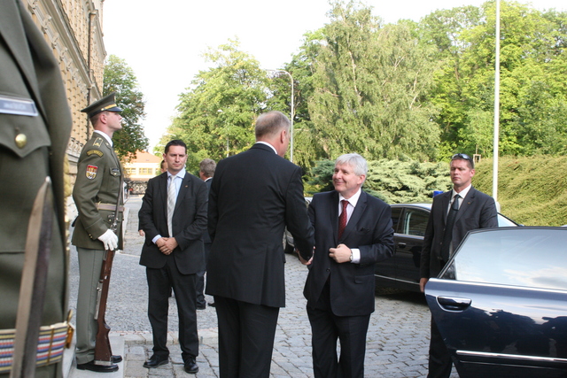 Ministr obrany Vlastimil Picek vítá premiéra Jiřího Rusnoka na Ministerstvu obrany