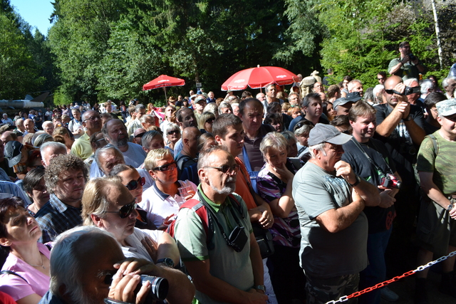 Na otevření dlouho utajovaných prostor čekaly stovky lidí