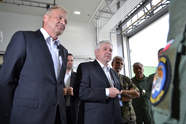 Premiér Jiří Rusnok navštívil základnu taktického letectva v Čáslavi