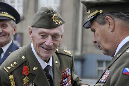 Přímý účastník bojů v Karpatsko-dukelské operaci -  tankista, plukovník v.v. Václav Přibyl se zúčastnil dnešní připomínky 69. výročí SNP v Praze