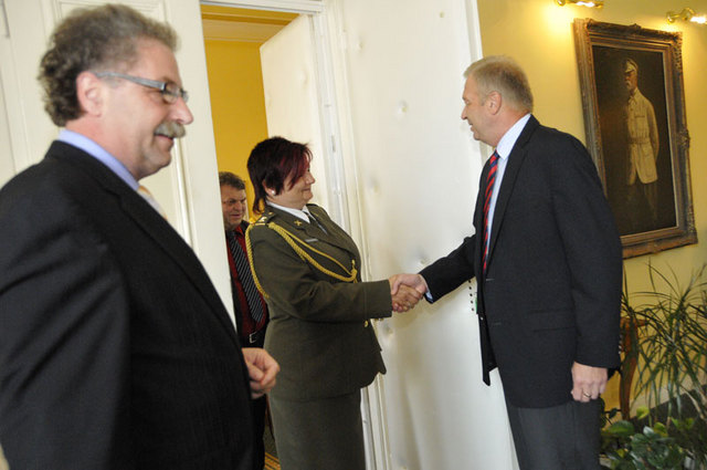Ministr obrany Vlastimil Picek vítá představitele Folklorního srdužení. Na snímku s ředitelkou Rožnovské valašky pplk. Blankou Majkusovou, vlevo předseda FS Zdeněk Pšenica