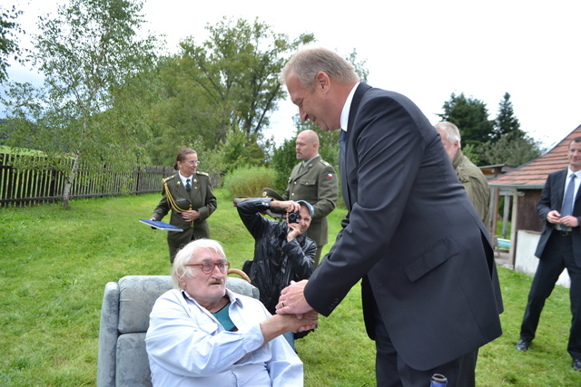   Vše nejlepší k narozeninám přijel Pavlu Landovskému popřát ministr obrany Vlastimil Picek