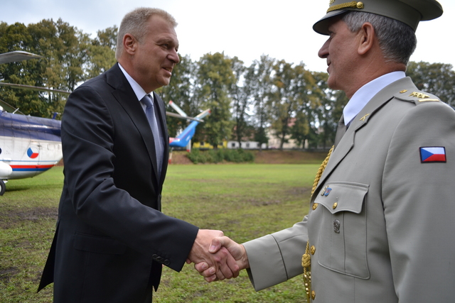 Velitel školy plk. gšt. Zdeněk Macháček vítá ministra obrany Vlastimila Picka v Moravské Třebové