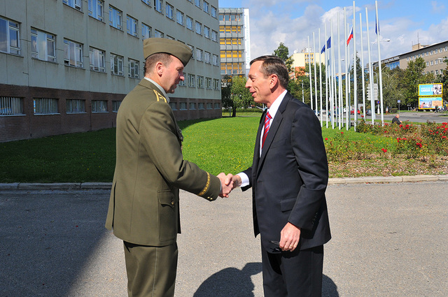 Generála Petraeuse přivítal rektor-velitel UO brigádní generál Bohuslav Přikryl
