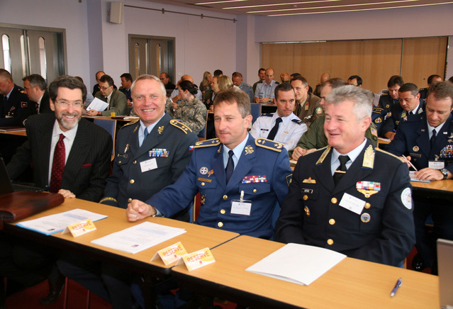 Na konference byli přítomni také velvyslanec USA  v ČR Norman L. Eisen a Z NGŠ-NŠ AČR  genmjr. Bohuslav Dvořák (zleva)