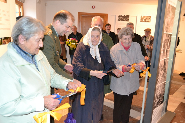 Slavnostní vernisáž proběhla za účasti autorky obrazů Zdenky Landové (třetí zleva)