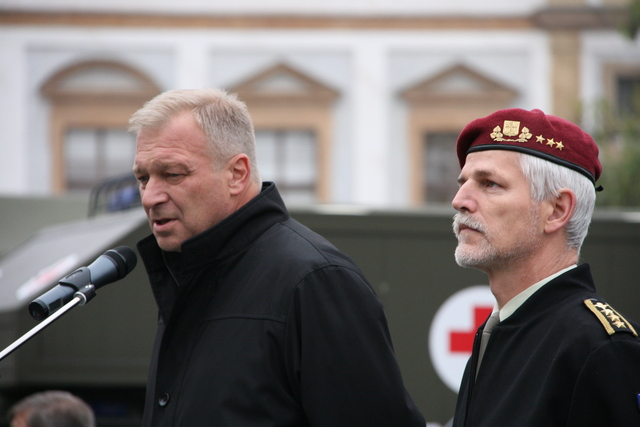 Výstavu slavnostně zahájili ministr obrany Vlastimil Picek a náčelník Generálního štábu AČR generálporučík Petr Pavel