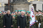 Ministr obrany Vlastimil Picek (vlevo) a prezident republiky Miloš Zeman provedli přehlídku před nastoupenými vojáky