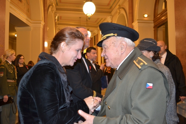 Náměstkyně ministra obrany Lenka Ptáčková Melicharová a 1. zástupce náčelníka GŠ AČR generálmajor Miroslav Žižka vítají hosty koncertu. Vprav válečný veterán  brigádní generál Miloslav Masopust