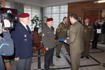 Muži s červenými barety na Univerzitě obrany