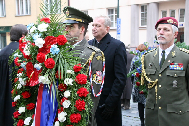 Ministr obrany Vlastimil Picek a náčelník Generálního štábu AČR generálporučík Petr Pavel se zúčastnili pietního aktu u Hlávkovy koleje
