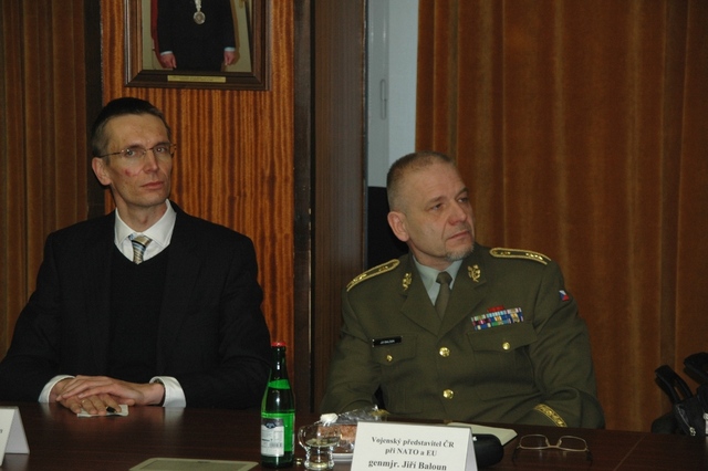 Velvyslanec David Konecký a generálmajor Jiří Baloun na Univerzitě obrany