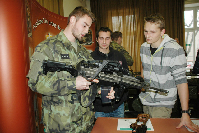Prezentace moderních ručních zbraní české armády