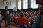 Kluci si vyzkoušeli, jak těžké je házení míčem, kdyby jim po zranění chyběla jedna ruka