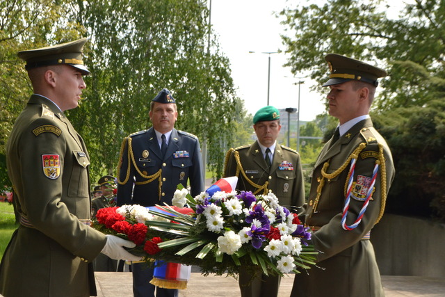 U pomníku Obětem povstání v květnu 1945 položili věnec za resort obrany  plukovník Eduard Stehlík a plukovník gšt. Milan Virt