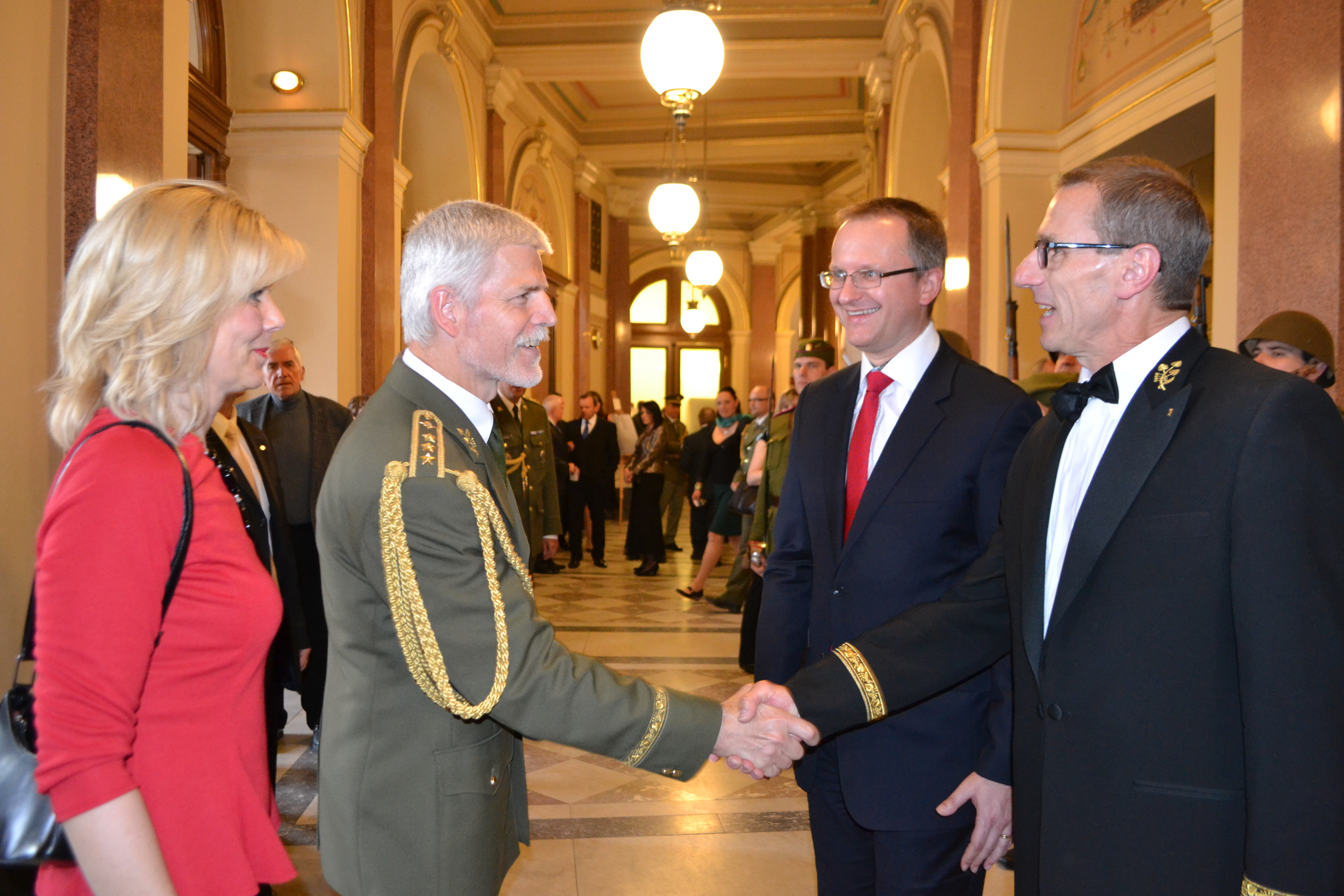 Brigádní generál Vladimír Halenka a Daniel Koštoval vítají náčelníka Generálního štábu AČR generálporučíka Petra Pavla (zprava) 