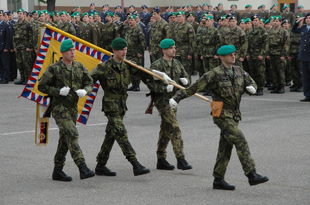 Slavnostní nástup Univerzity obrany ke Dni vítězství s historickým ohlédnutím