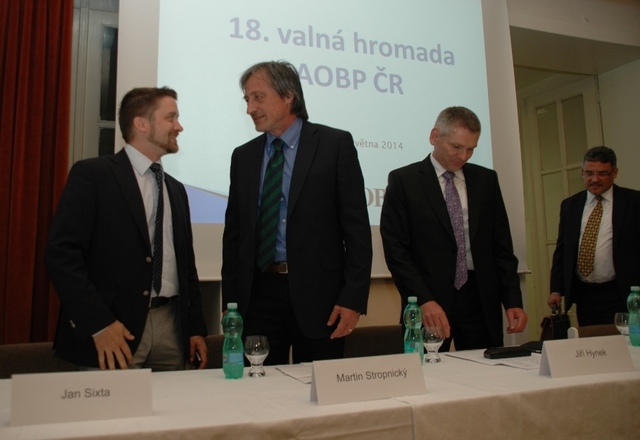 Ministr obrany Martin Stropnický hovoří s prvním náměstkem ministra vnitra Janem Sixtou 