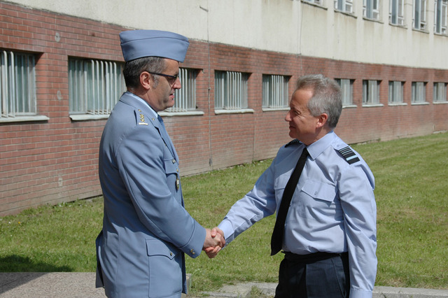 Prorektor UO plukovník gšt. Miloslav Bauer vítá Sira Christophera Harpera v Brně