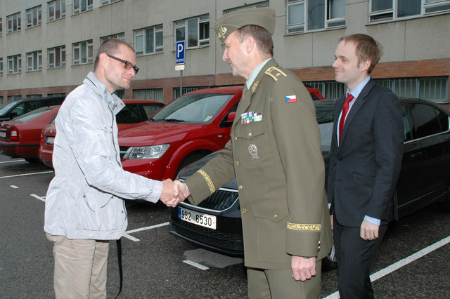 Přivítání předsedy výboru Davida Kádnera generálem Bohuslavem Přikrylem a náměstkem ministra obrany Jakubem Kulhánkem