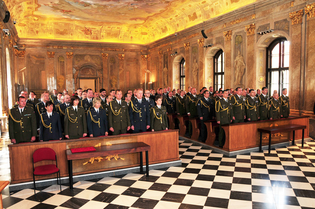 Absolventi ve Sněmovním sále Nové radnice v Brně