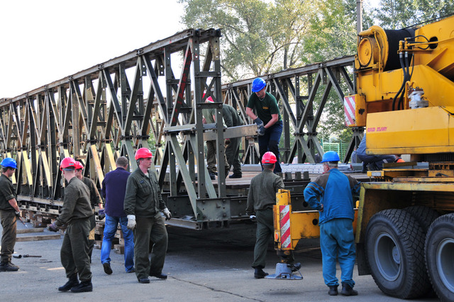 Montáž posledního pole mostu