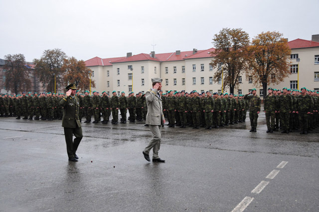 Generálmajor Josef Bečvář a brigádní generál Bohuslav Přikryl na přehlídce nastoupených studentů