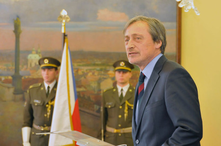 Ministr obrany Martin Stropnický poděkoval vybraným vojákům a občanským zaměstnancům v předvečer státního svátku za jejich příkladnou práci