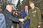 Rektor-velitel brigádní generál Bohuslav Přikryl vítá prezidenta Miloše Zemana