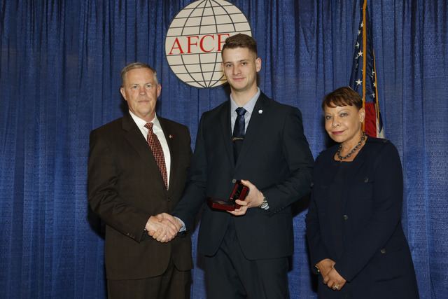 Lubomír Almer přebírá v San Diegu ocenění