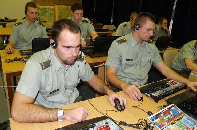 Studenti cvičí na taktickém simulátoru VBS2