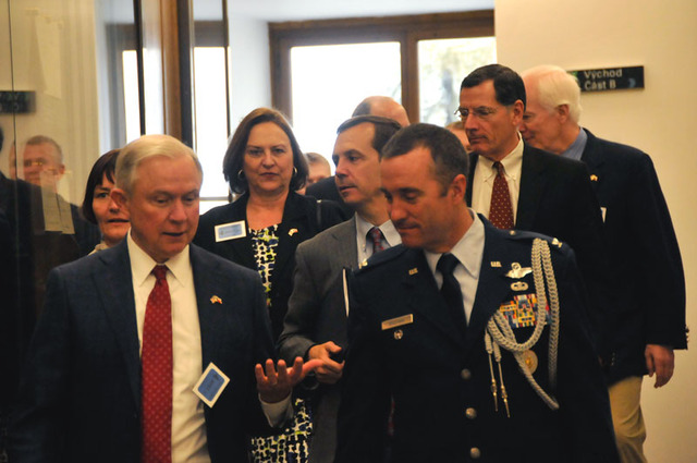 Delegace amerických senátorů a kongresmana v doprovodu přidělence obrany USA plukovníka Patricka Sulliwana v Poslanecké sněmovně Parlamentu ČR