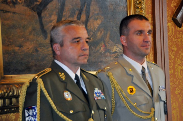 Zleva: brigádní generál Milan Schulc, který odchází na diplomatický post, a ve funkci náčelníka Vojenské policie jej střídá plukovník Pavel Kříž