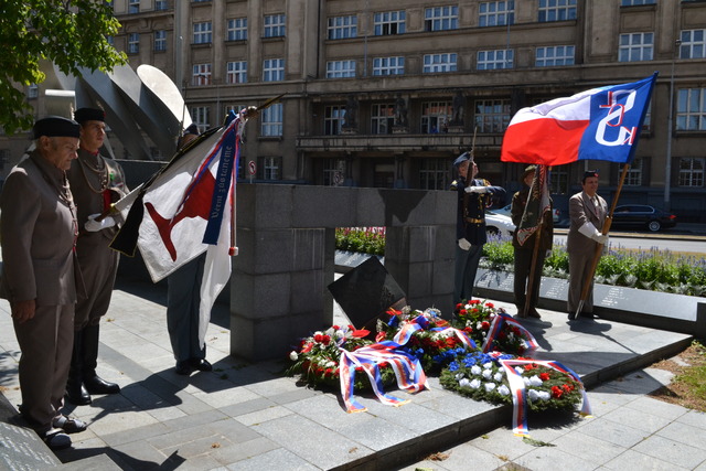 Z pietního aktu u Památníku padlých československých letců v letech 1939 – 1945 na náměstí Svobody v Praze 6