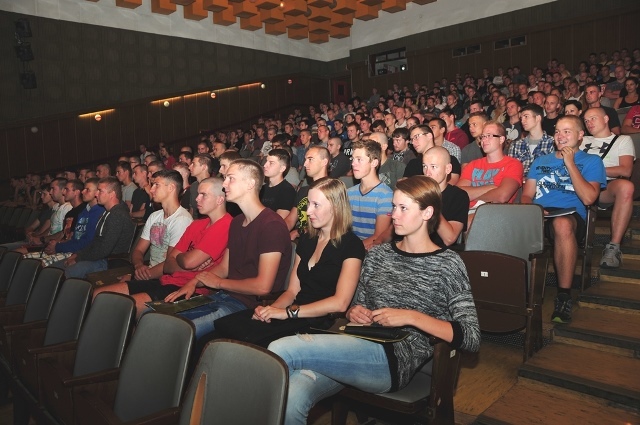 Studenti v kinosálu