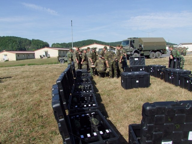  Zbraně byly do prostoru cvičení převezeny v kontejnerech