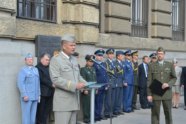 Výstavu před Generálním štábem AČR slavnostně zahájil náčelník GŠ AČR generálporučík Josef Bečvář