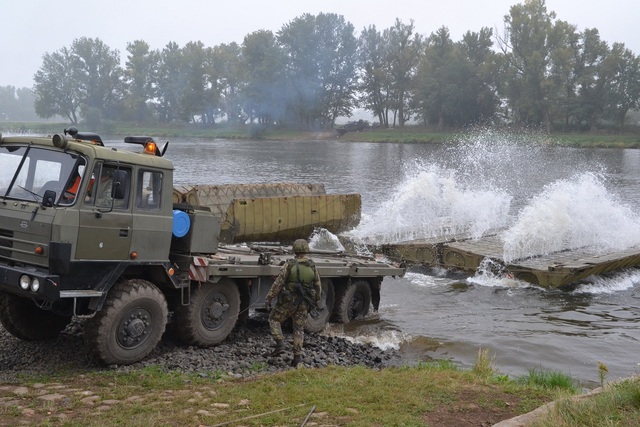Shození prvních pontonových mostových souprav na vodní hladinu řeky Labe