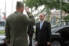 Náčelník generálního štábu generálporučík Josef Bečvář vítá premiéra Bohuslava Sobotku před generálním štábem v pražských Dejvicích