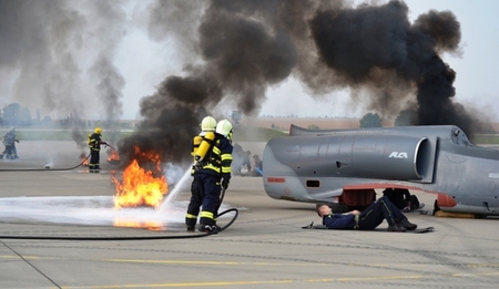 Vojenští hasiči spolu s IZS nacvičovali zásah u havárie letounu
