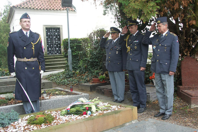 Udělení medailí předcházel dopolední pietní akt u hrobu armádního generála Karla Janouška v pražské Šárce