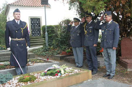 Udělení medailí předcházel dopolední pietní akt u hrobu armádního generála Karla Janouška v pražské Šárce